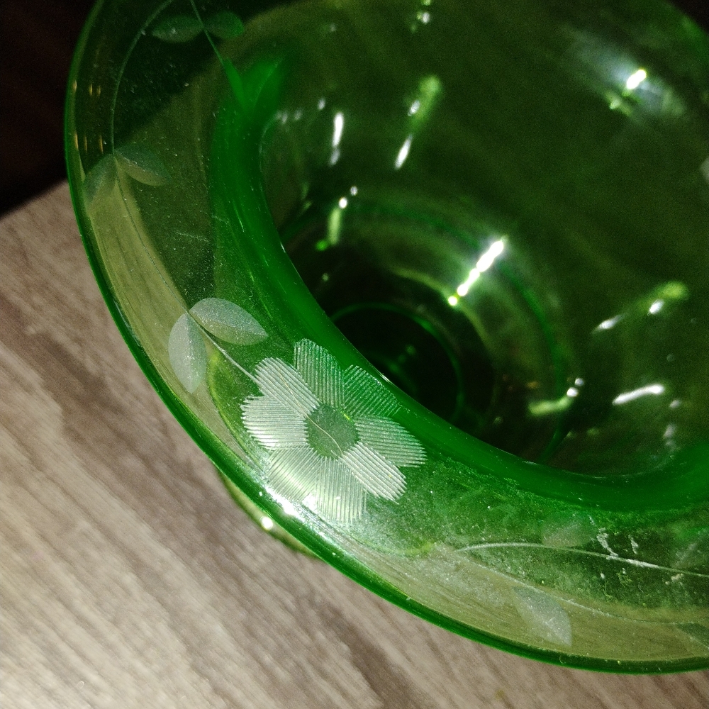 Vintage Uranium Etched Flowers glass - Picture 4 of 8
